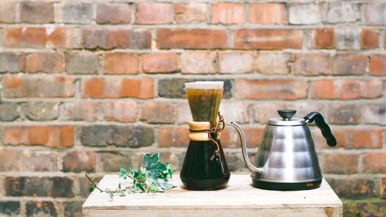 Cafetera Chemex Sobre Mesa En El Exterior De Un Jardín