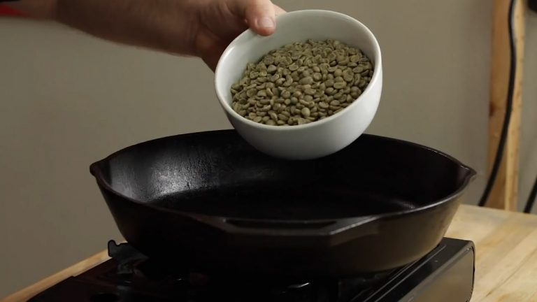 Colocando Café Verde En Una Sartén Para Tostar Método Casero