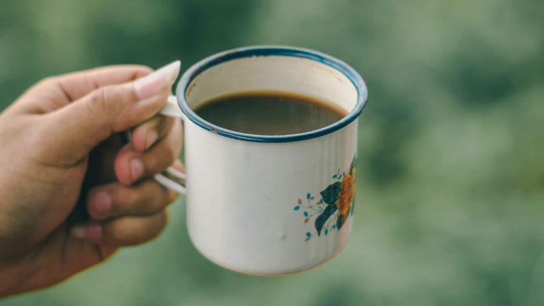 Mano Sosteniendo Una Taza De Café