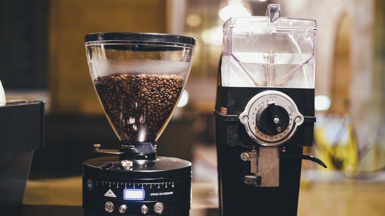 Molinillos De Granos Café Sobre Una Mesa