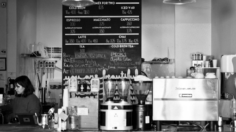 Persona Atendiendo En Una Cafetería De Especialidad