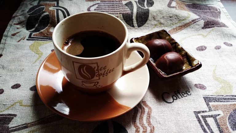 Taza De Café Caliente Sobre Mesa Con Mantel