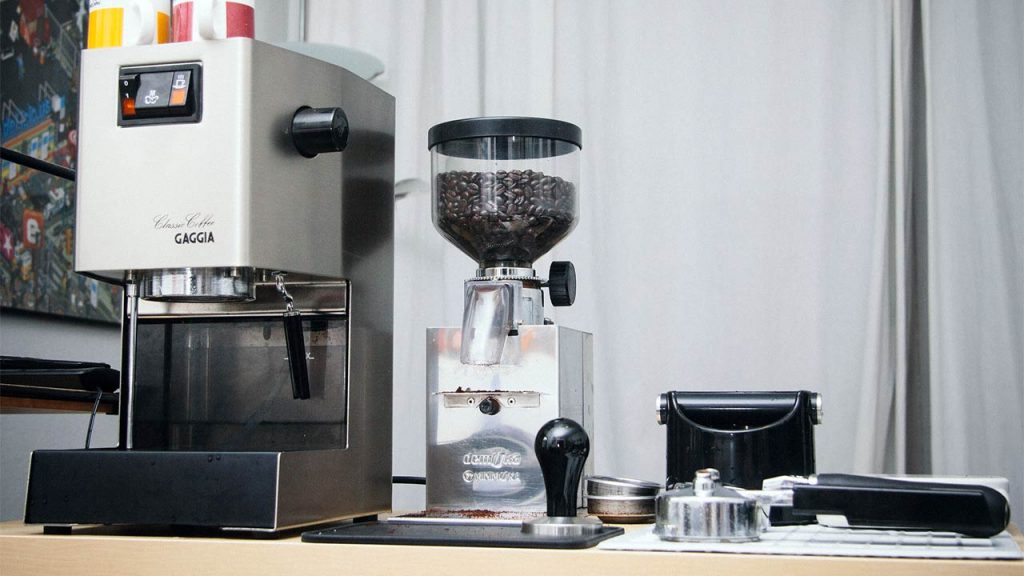 Máquina De Café Espresso Más Molinillo De Granos De Café Sobre Una Mesa De Cocina