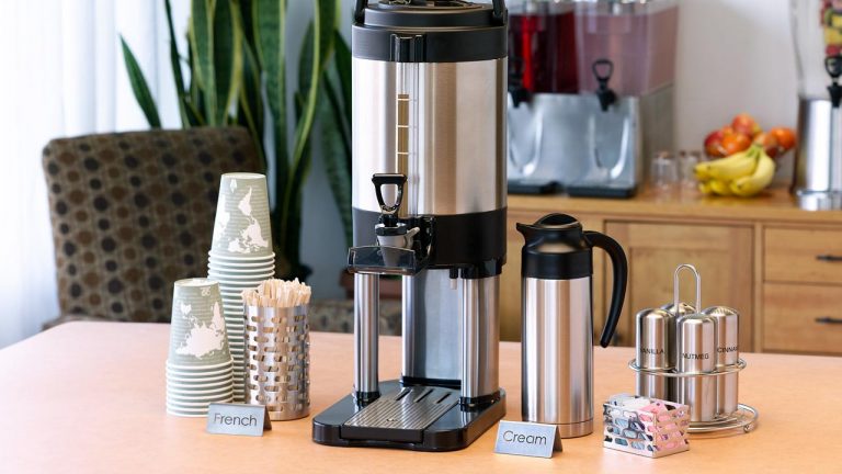 Servicio De Cafetera Sobre Una Mesa De Una Oficina