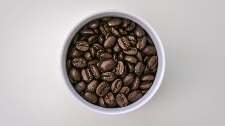 Taza De Porcelana Con Granos De Café