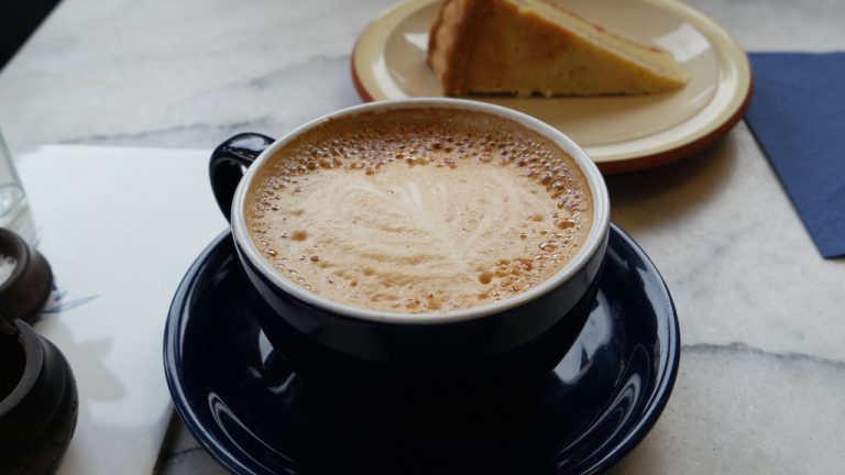 Taza De Cafe Capuccino Y Postre: Cafeteras Con Espumador De Leche Para Casa